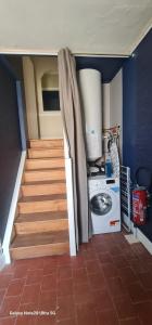 - un escalier dans une cuisine équipée d'un lave-linge dans l'établissement Belle appartement, à Monéteau