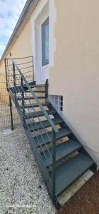 un escalier à côté d'un bâtiment dans l'établissement Belle appartement, à Monéteau