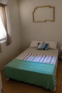 a small bed in a room with a window at Hospedaje en lapa in Rio de Janeiro