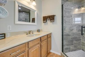 Happy JackPet-Friendly Blue Ridge Cabin Wraparound Deck!的浴室配有洗手池和淋浴 更多21张照片