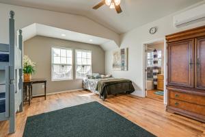 Happy JackPet-Friendly Blue Ridge Cabin Wraparound Deck!的一间卧室，里面有一张床和一个吊扇