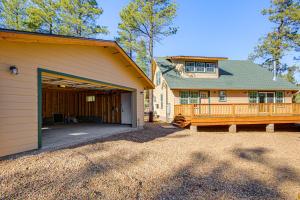 Happy JackPet-Friendly Blue Ridge Cabin Wraparound Deck!的一个带车库和房子的度假屋