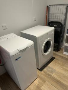 a washing machine and a dryer in a room at Maison Bella Vista in La Celle-sous-Gouzon