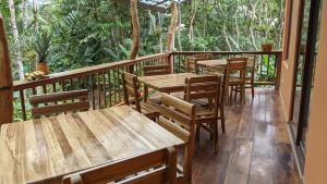 En balkon eller terrasse på Casa Mandarina-Lush riverside cloud forest home- walk to town