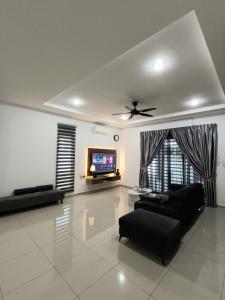 TV/trung tâm giải trí tại Lahat Serenity 168 Big Corner Cozy House +47 ảnh