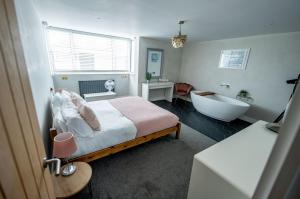 En eller flere senge i et værelse på Boutique-Style Apartment in Heart of Brighton Lanes