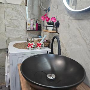 bagno con lavandino nero e bancone di Stan na dan Bijeljina centar a Bijeljina Altre 19 foto