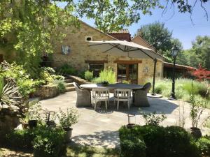 Сад в Le Moulin Bas Chambre d'Hote +7 фотографий