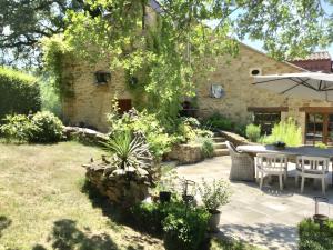 Сад в Le Moulin Bas Chambre d'Hote