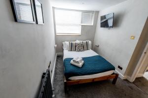 En eller flere senge i et værelse på Boutique-Style Apartment in Heart of Brighton Lanes