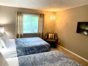 Postel nebo postele na pokoji v ubytování Sleeps 16! Spacious Yard, Secluded, 8 Beds, with 2 Full Bathrooms, and 2 Half Baths!