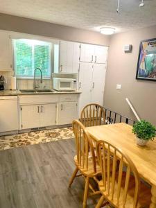 Kuchyň nebo kuchyňský kout v ubytování Sleeps 16! Spacious Yard, Secluded, 8 Beds, with 2 Full Bathrooms, and 2 Half Baths!