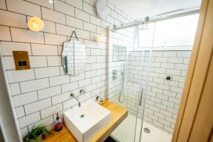 Et badeværelse på Boutique-Style Apartment in Heart of Brighton Lanes