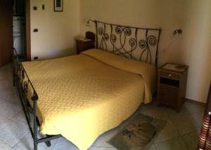 a bedroom with a large bed with a metal frame at Agriturismo San Floreano in Buia