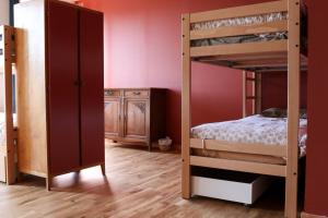 een slaapkamer met 2 stapelbedden en een kast bij A la belle étoile - Auberge in Mellionnec