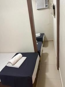 una fila de camas en una habitación de hospital en Downtown Santana Hotel, en Río de Janeiro