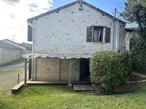 una casa con una copertura sulla facciata di Maison de campagne a Nanteuil-en-Vallée