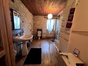 un bagno con lavandino e WC di Maison de campagne a Nanteuil-en-Vallée Altre 7 foto