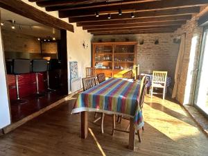 una sala da pranzo con tavolo e sedie di Maison de campagne a Nanteuil-en-Vallée
