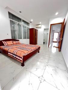 a bedroom with a bed in the middle of a room at 59 Nguyễn Hiền Phòng ban công có một giường in Vung Tau