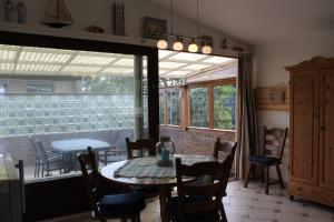 Posezení v ubytování Huisje aan Zee