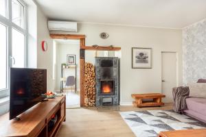 ein Wohnzimmer mit einem Holzofen in der Unterkunft Old town apartment in Pärnu