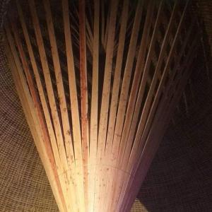 Un jarrón de madera está en el suelo. en Atsede assefa, en Dire Daua