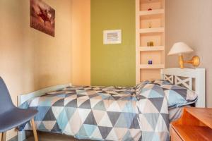 ein Schlafzimmer mit einem Bett und einem Schreibtisch mit einer Lampe in der Unterkunft Old town apartment in Pärnu