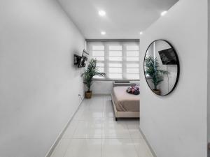 TV a/nebo společenská místnost v ubytování Condado Studio with Pool Walk to Beach n Dining