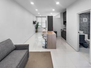 Kuchyň nebo kuchyňský kout v ubytování Condado Studio with Pool Walk to Beach n Dining