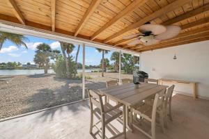 een eetkamer met een tafel en een plafondventilator bij Tranquil Tides in Sanibel Island