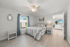 een slaapkamer met een bed en een plafondventilator bij Tranquil Tides in Sanibel Island