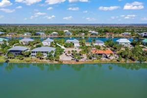 een luchtzicht op een resort op het water bij Tranquil Tides in Sanibel Island
