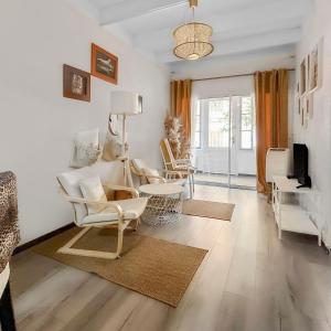 TV a/nebo společenská místnost v ubytování Appartement Charmant à Bormes-les-Mimosas Village