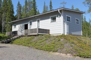 ein Haus auf einem Hügel im Wald in der Unterkunft Tellervo in Syöte