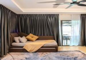 una camera da letto con un letto e un ventilatore a soffitto di Suntai Villa, Beachfront Suites a Kampong Si Ginting
