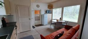 ein Wohnzimmer mit einem Sofa und eine Küche mit einem Tisch in der Unterkunft Tellervo in Syöte