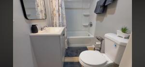 Ένα μπάνιο στο Beautiful Home Centrally Located +14 φωτογραφίες