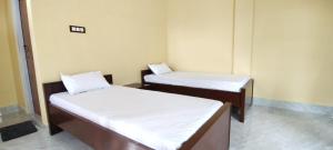 una habitación con dos camas en una habitación en Deer Dee Home Stay, en Jyoti Gaon