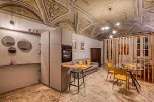 Kuchyň nebo kuchyňský kout v ubytování Grigio Perla Mondovi