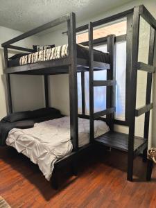 Een bed of bedden in een kamer bij Palm Villa Hostel