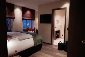 a hotel room with a bed and a mirror at Landgasthaus & Hotel zur Krone in Dahn