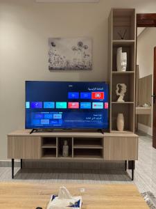 哈费尔巴廷شقة Vip عائلية وصول ذاتي的配有大屏幕平板电视的客厅 更多15张照片