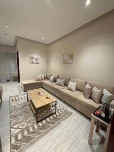 哈费尔巴廷شقة Vip عائلية وصول ذاتي的客厅里有一张沙发和一张咖啡桌。