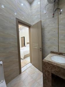 ein Badezimmer mit Waschbecken und ein Bett in einem Schlafzimmer in der Unterkunft Arabian Sea Marina - مرسى بحر العرب in Sur + 14 Fotos