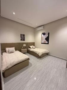 哈费尔巴廷شقة Vip عائلية وصول ذاتي的一间有两张床的房间