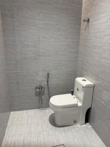 une salle de bain avec toilettes et douche dans l'établissement شقة Vip عائلية وصول ذاتي, à Hafr Al Baten 19 autres photos