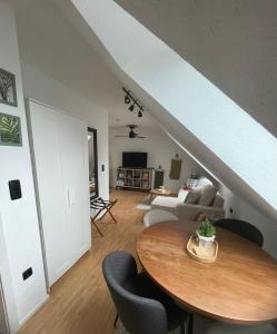 un soggiorno con un tavolo e un divano di All Homes Apartments a Bad Schallerbach Altre 27 foto