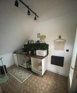 un soggiorno con tavolo e forno a microonde di All Homes Apartments a Bad Schallerbach