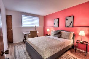 Postel nebo postele na pokoji v ubytování Free Parking! Family & Travel Comforts! Montreal & Downtown Adventures!